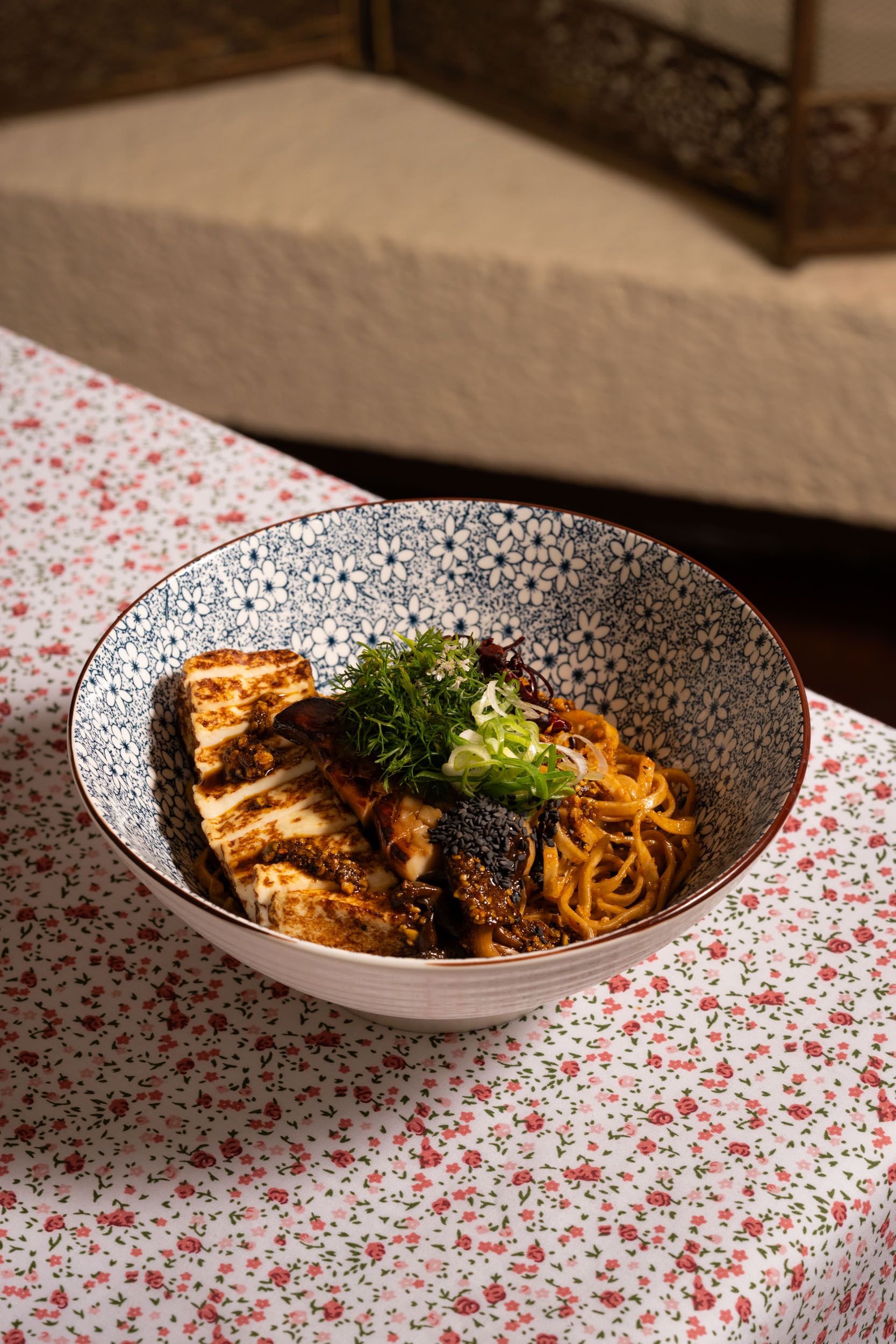 Noodles con romesco de gochujang y queso panela — Compartir restaurante